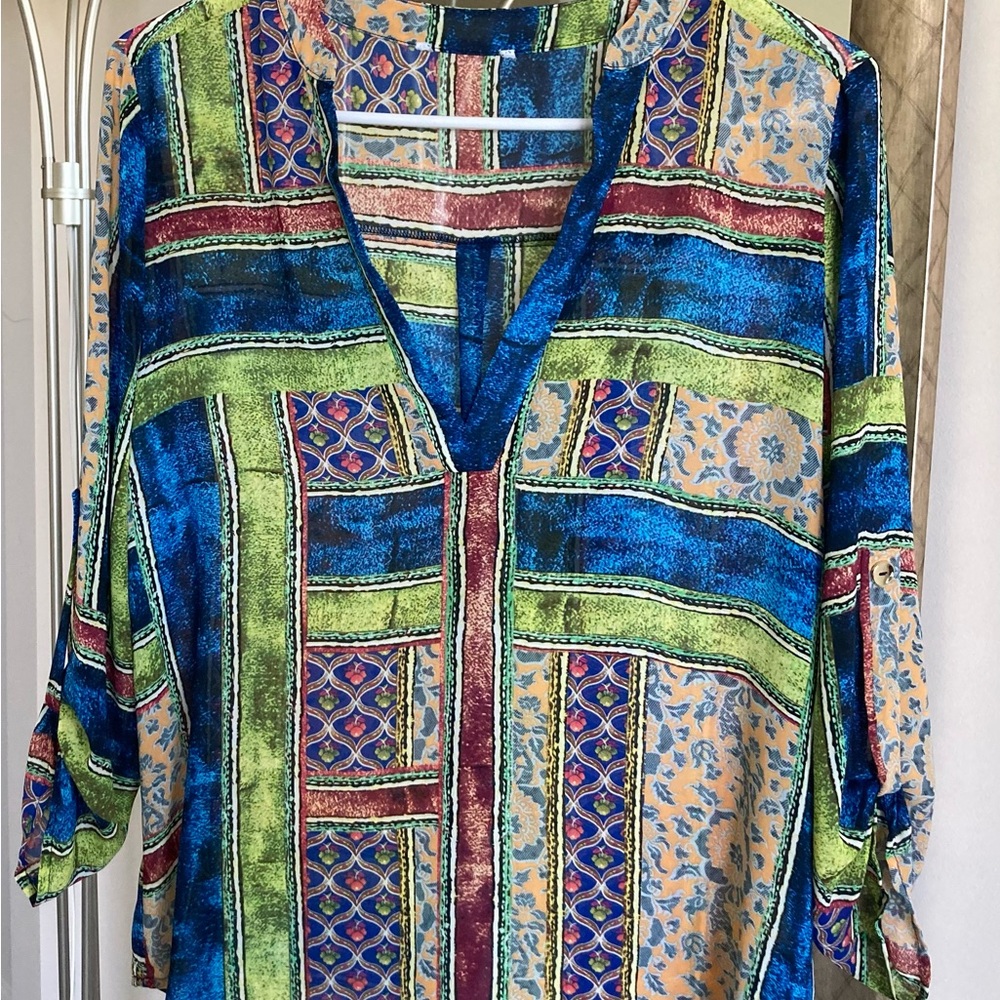 Multicolored blouse that flows like the wind. EUC